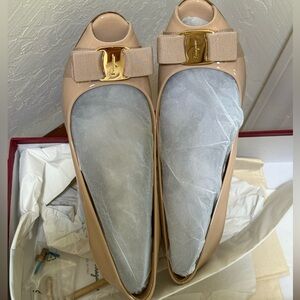 EUC Ferragamo Pola Patent New Bisque Size 7